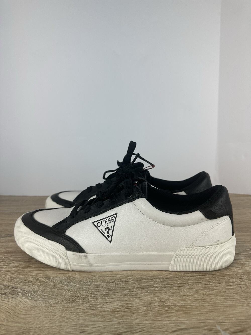 Guess Matador Men’s White Black Lace Up Casual Sneakers Size US 9.5 EU 42.5